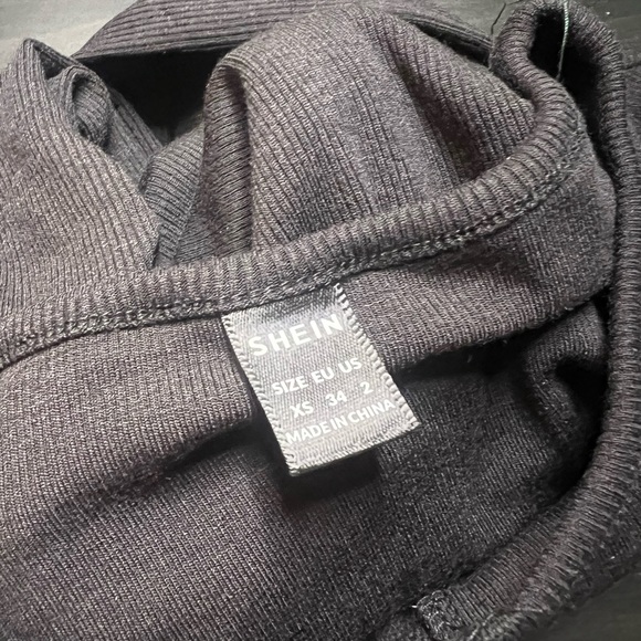 Crop top 🖤 - Picture 2 of 2